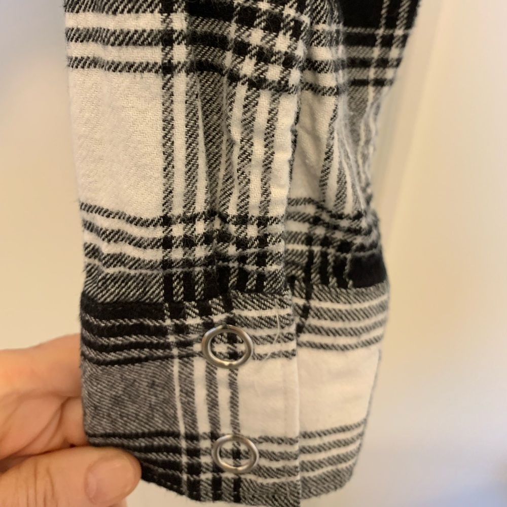 Cropped Plaid Shacket - Picture 4 of 5